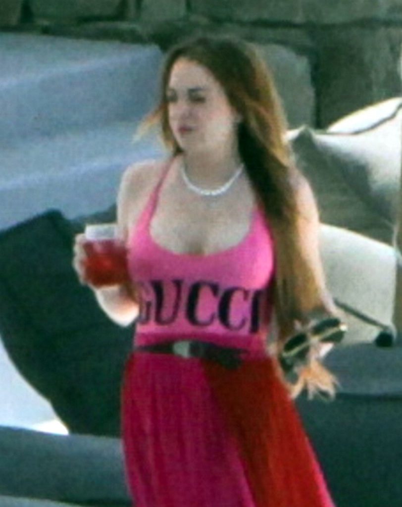 Lindsay Lohan Showing Her Big Boobs While Chilling and Drinking gallery, pic 6