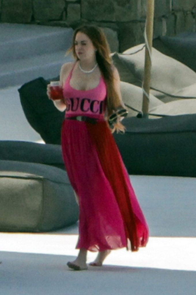 Lindsay Lohan Showing Her Big Boobs While Chilling and Drinking gallery, pic 10