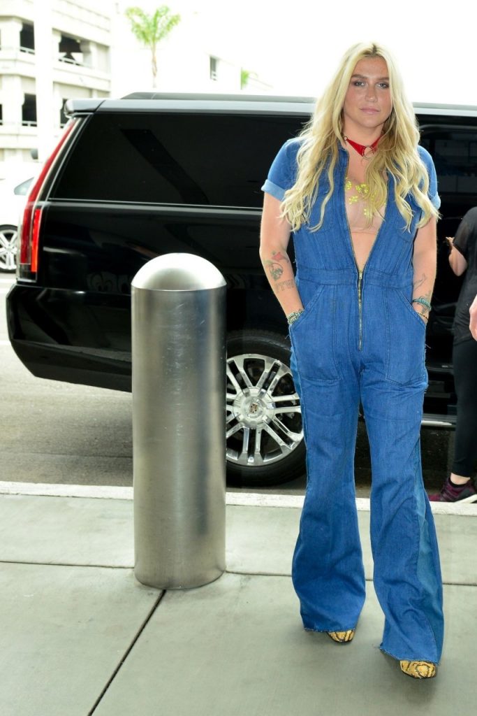 Denim-Clad Kesha Winks at the Camera and Looks Stoned  gallery, pic 20