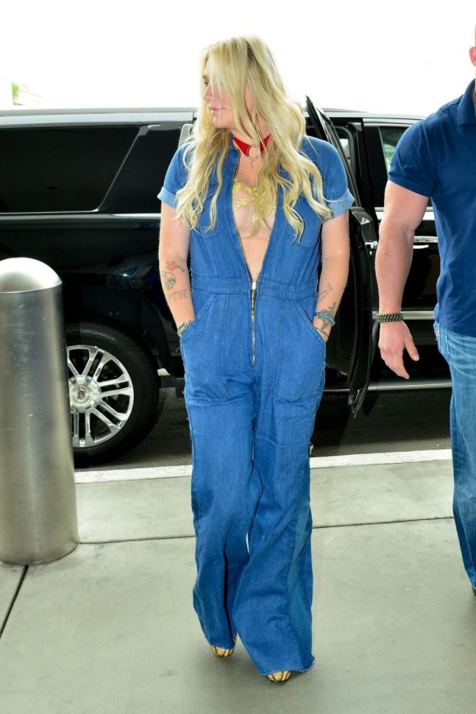 Denim-Clad Kesha Winks at the Camera and Looks Stoned  gallery, pic 22