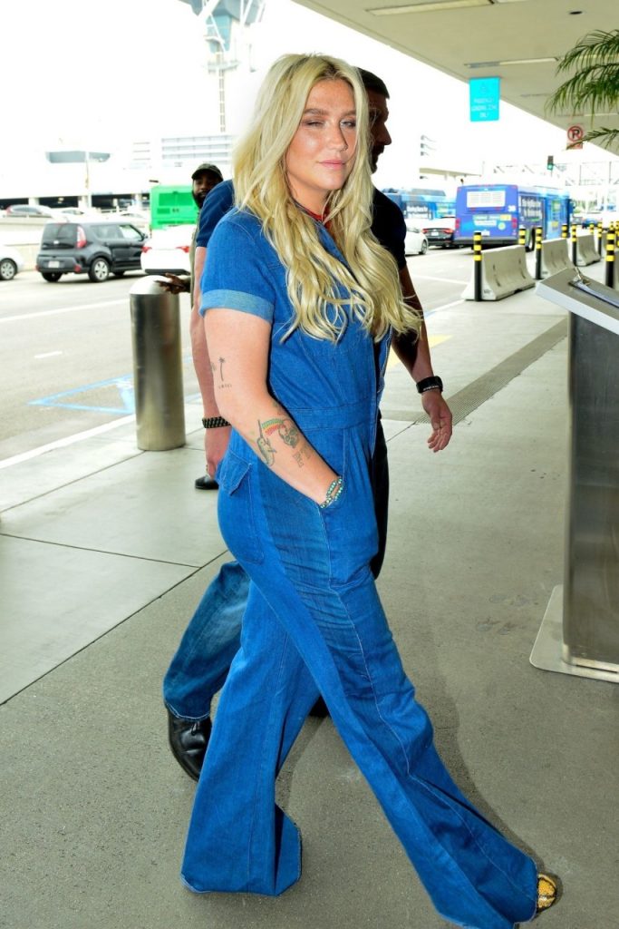 Denim-Clad Kesha Winks at the Camera and Looks Stoned  gallery, pic 44