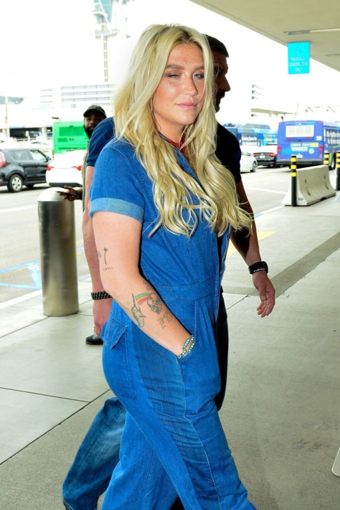 Denim-Clad Kesha Winks at the Camera and Looks Stoned  gallery, pic 48