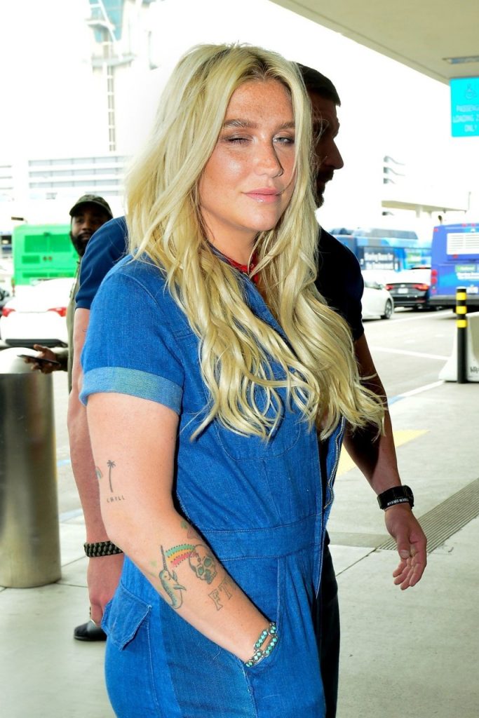 Denim-Clad Kesha Winks at the Camera and Looks Stoned  gallery, pic 50