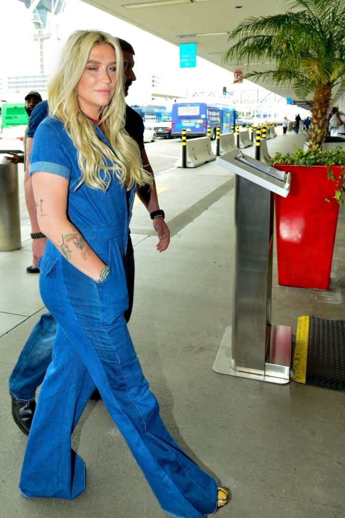 Denim-Clad Kesha Winks at the Camera and Looks Stoned  gallery, pic 52