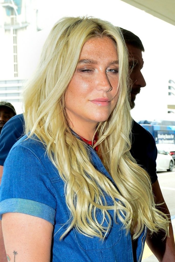 Denim-Clad Kesha Winks at the Camera and Looks Stoned  gallery, pic 54