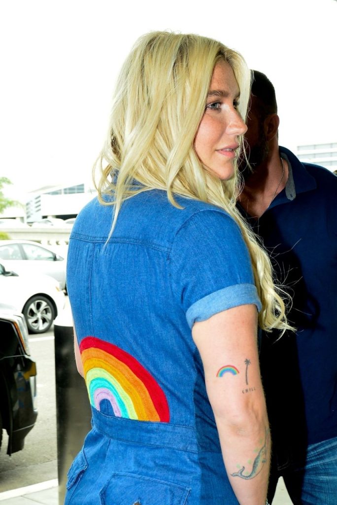 Denim-Clad Kesha Winks at the Camera and Looks Stoned  gallery, pic 60