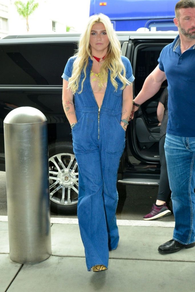 Denim-Clad Kesha Winks at the Camera and Looks Stoned  gallery, pic 62