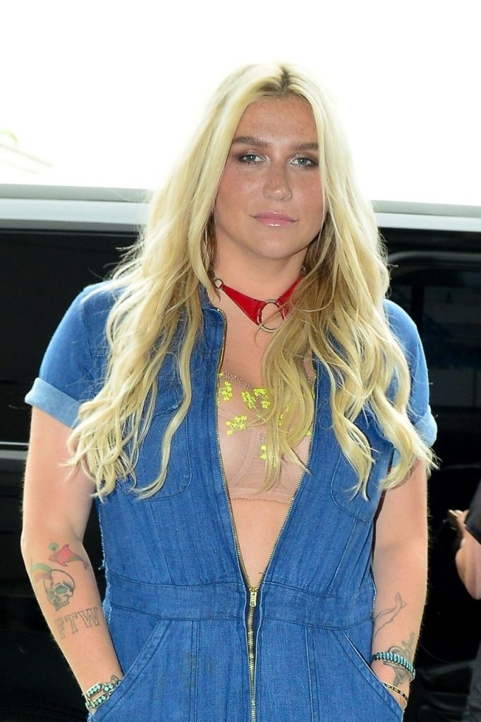 Denim-Clad Kesha Winks at the Camera and Looks Stoned  gallery, pic 16