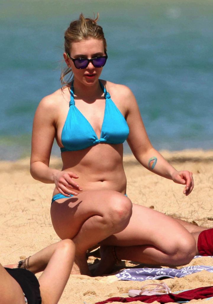 Thick Blonde Scarlett Johansson Showing Her Hot Bikini Body gallery, pic 10