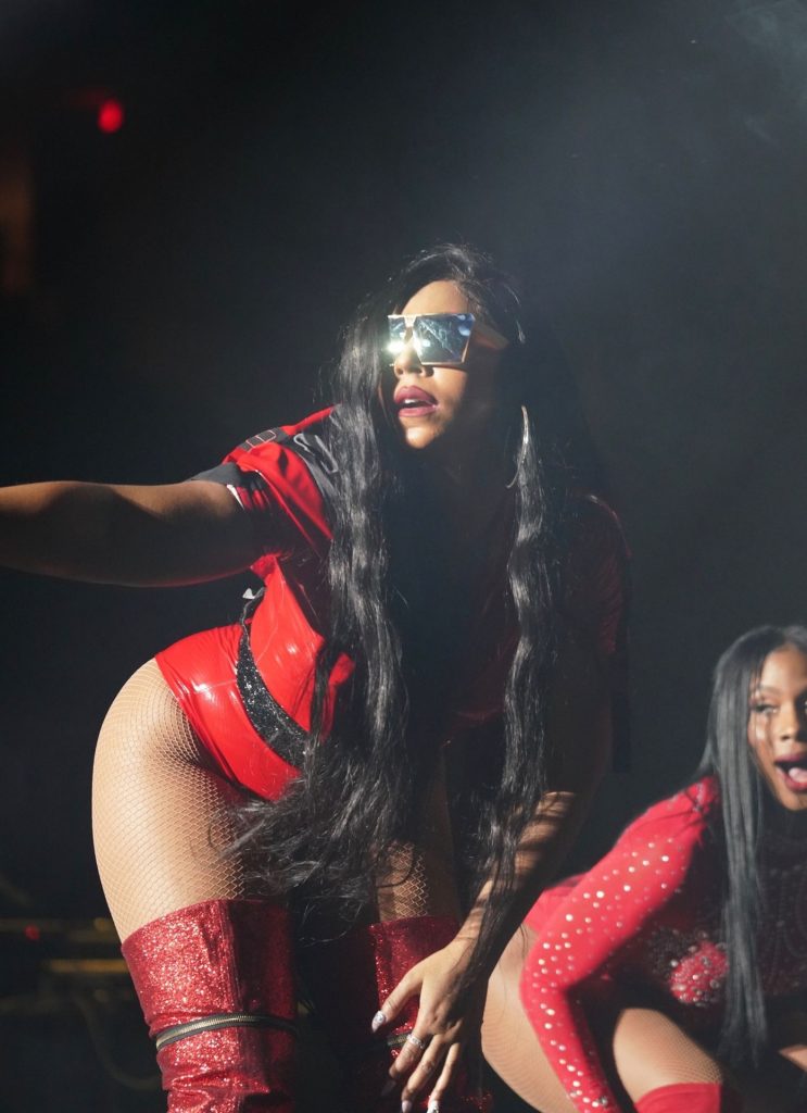 Slutty Singer Ashanti Shows Her Ass While Performing on Stage gallery, pic 4