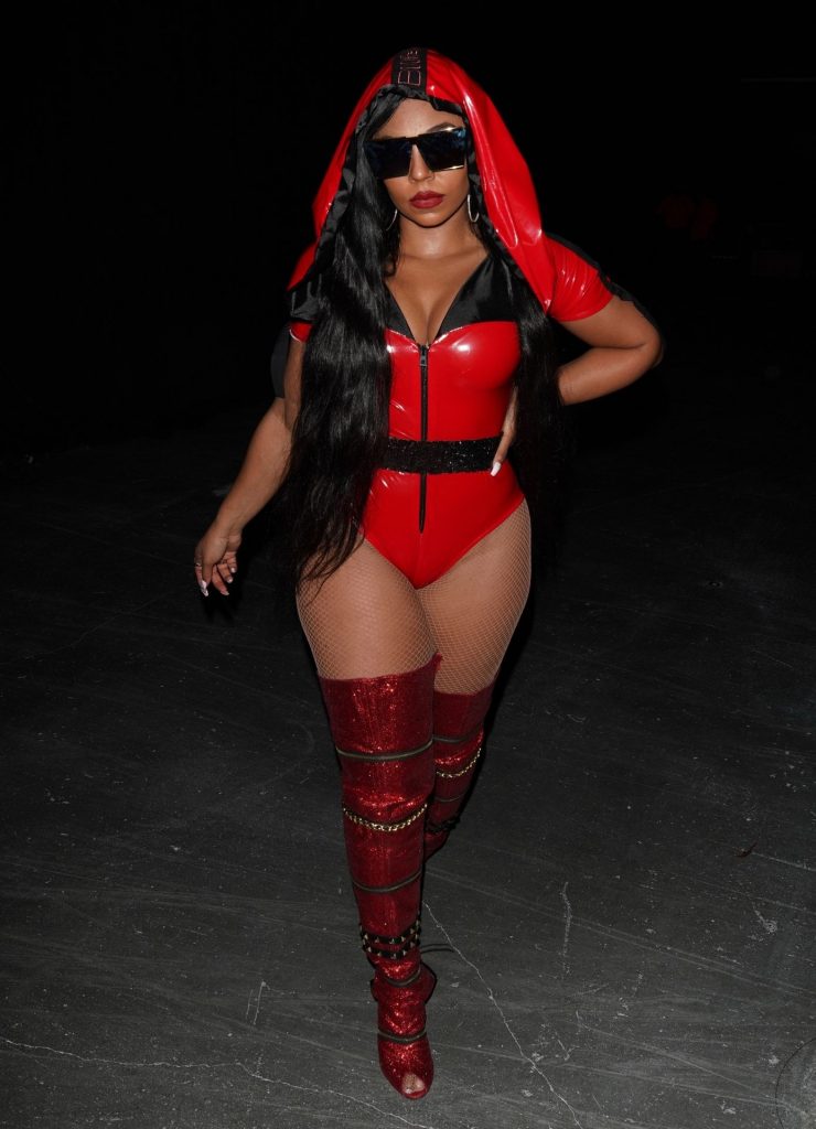 Slutty Singer Ashanti Shows Her Ass While Performing on Stage gallery, pic 6