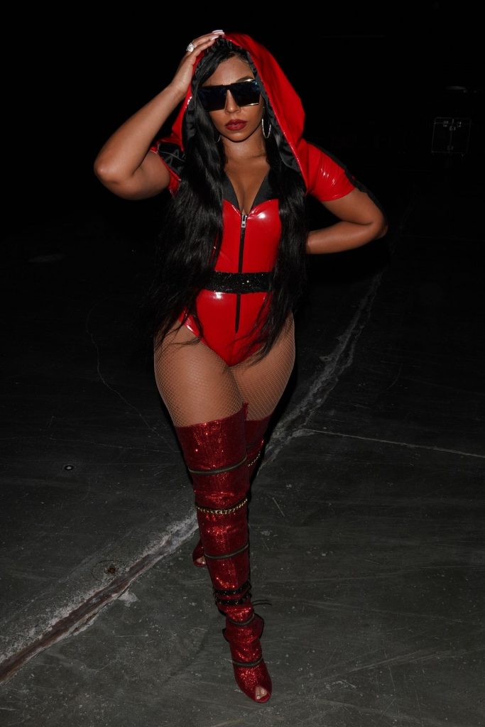 Slutty Singer Ashanti Shows Her Ass While Performing on Stage gallery, pic 16