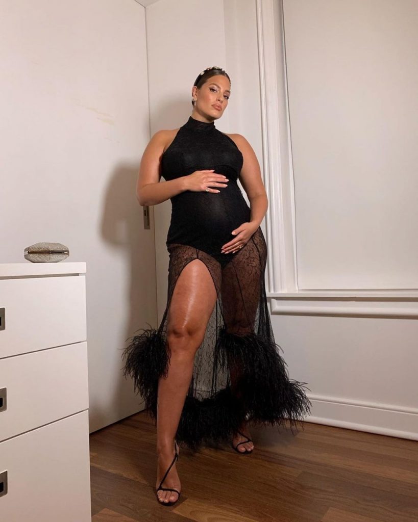 Pregnant Ashley Graham Flashing Her Meaty Thighs for You gallery, pic 2
