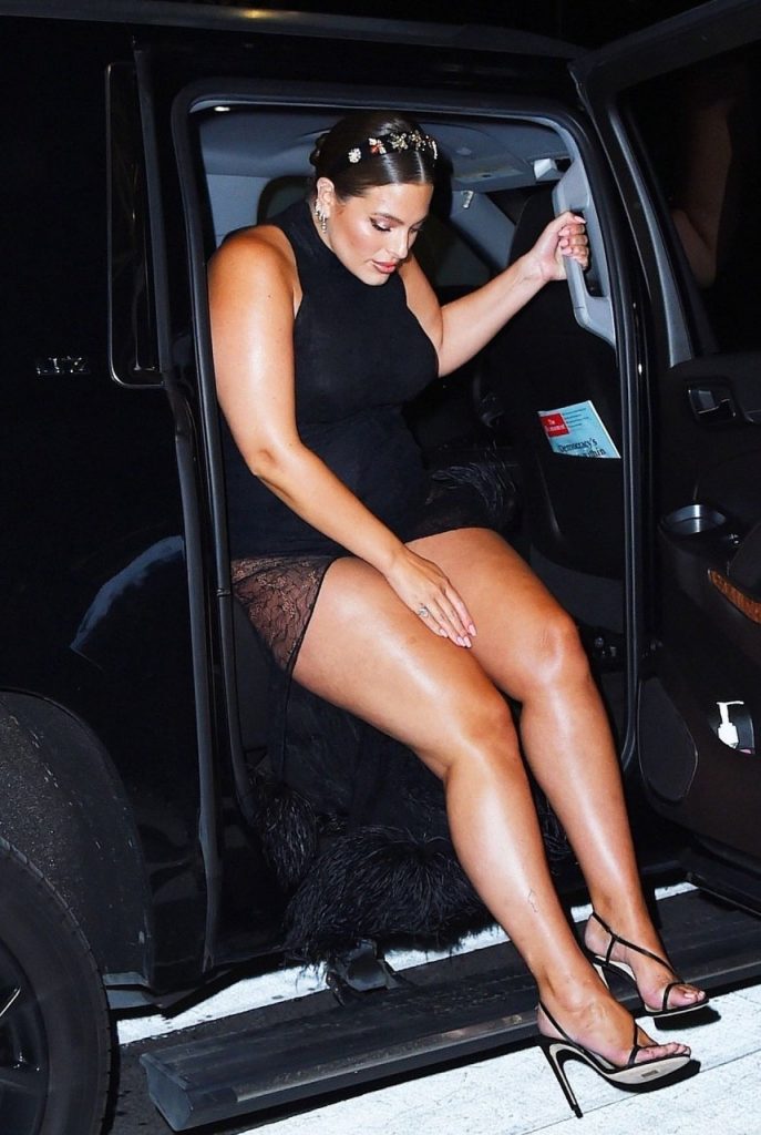 Pregnant Ashley Graham Flashing Her Meaty Thighs for You gallery, pic 16