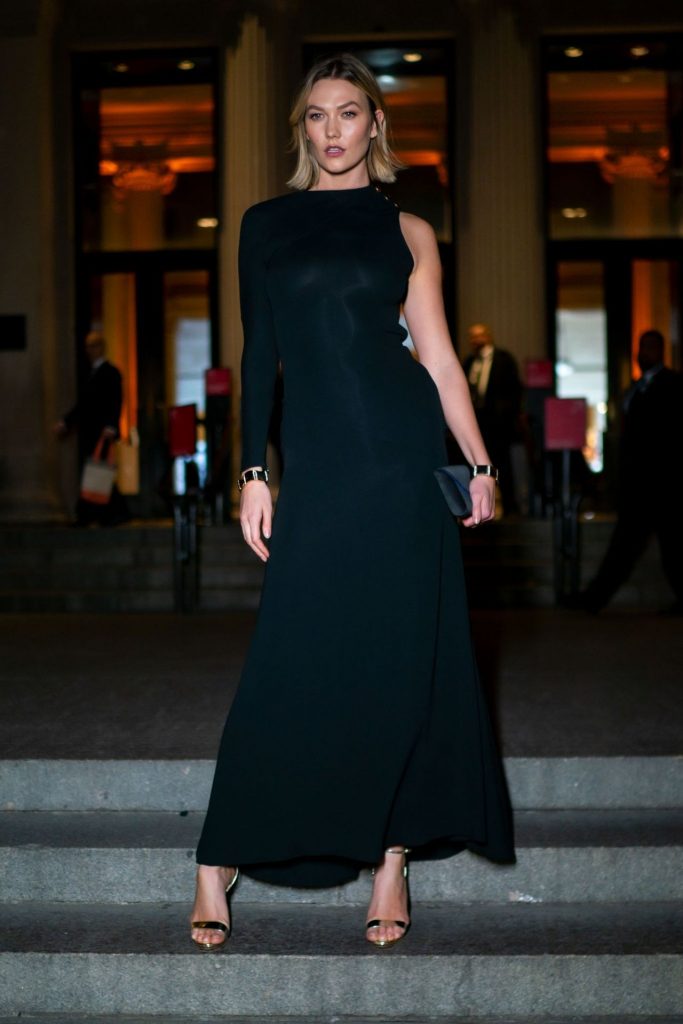 Braless Beauty Karlie Kloss Stuns in a Skintight Black Dress gallery, pic 2