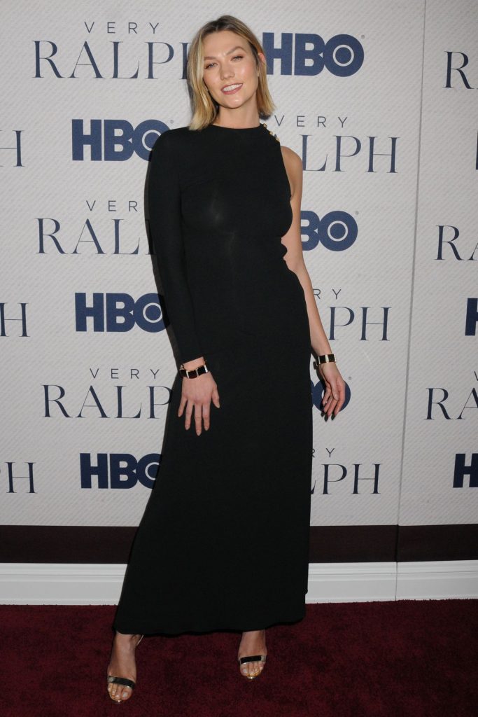 Braless Beauty Karlie Kloss Stuns in a Skintight Black Dress gallery, pic 22