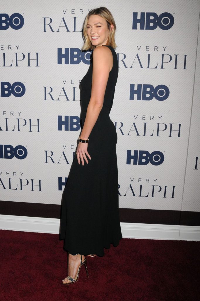 Braless Beauty Karlie Kloss Stuns in a Skintight Black Dress gallery, pic 32