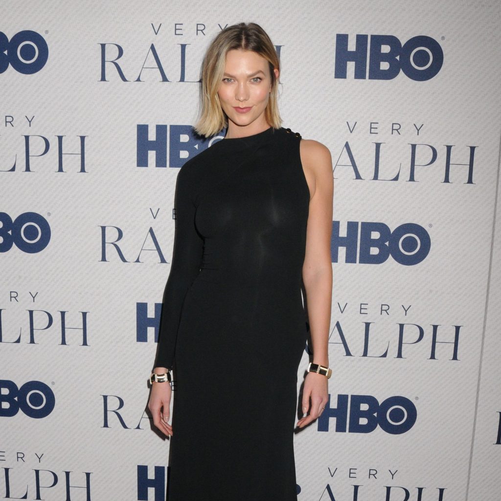 Braless Beauty Karlie Kloss Stuns in a Skintight Black Dress gallery, pic 38