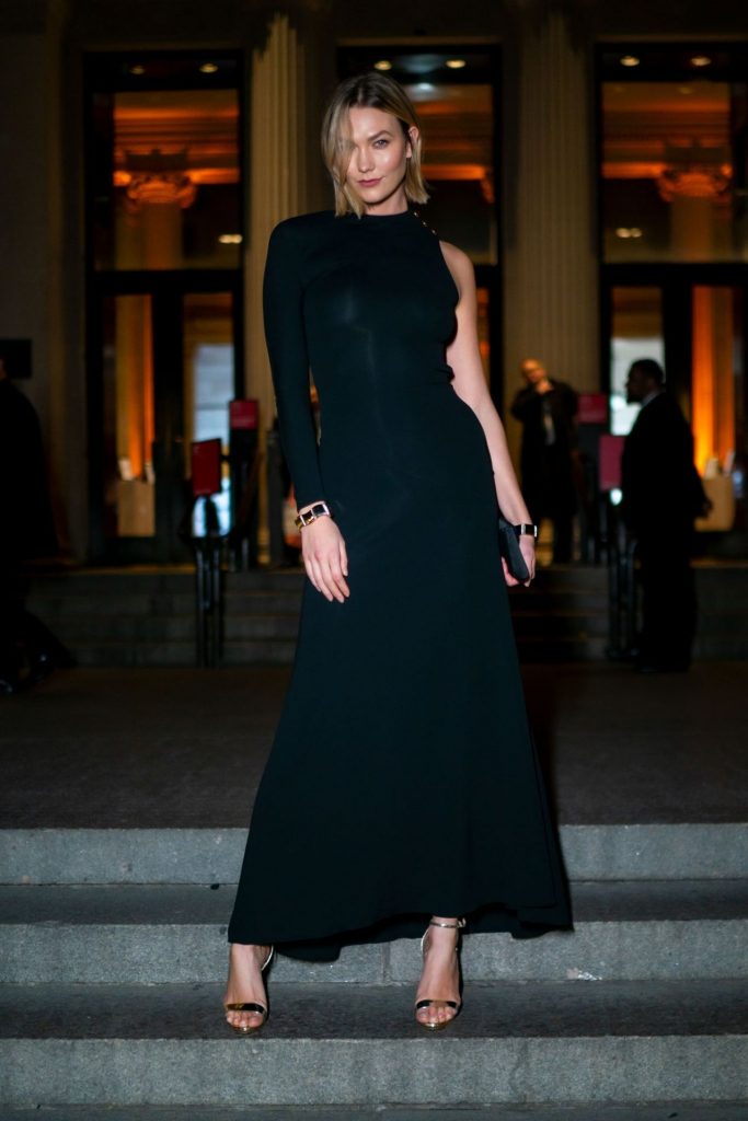 Braless Beauty Karlie Kloss Stuns in a Skintight Black Dress gallery, pic 4