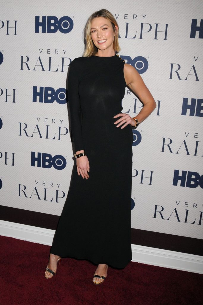 Braless Beauty Karlie Kloss Stuns in a Skintight Black Dress gallery, pic 44