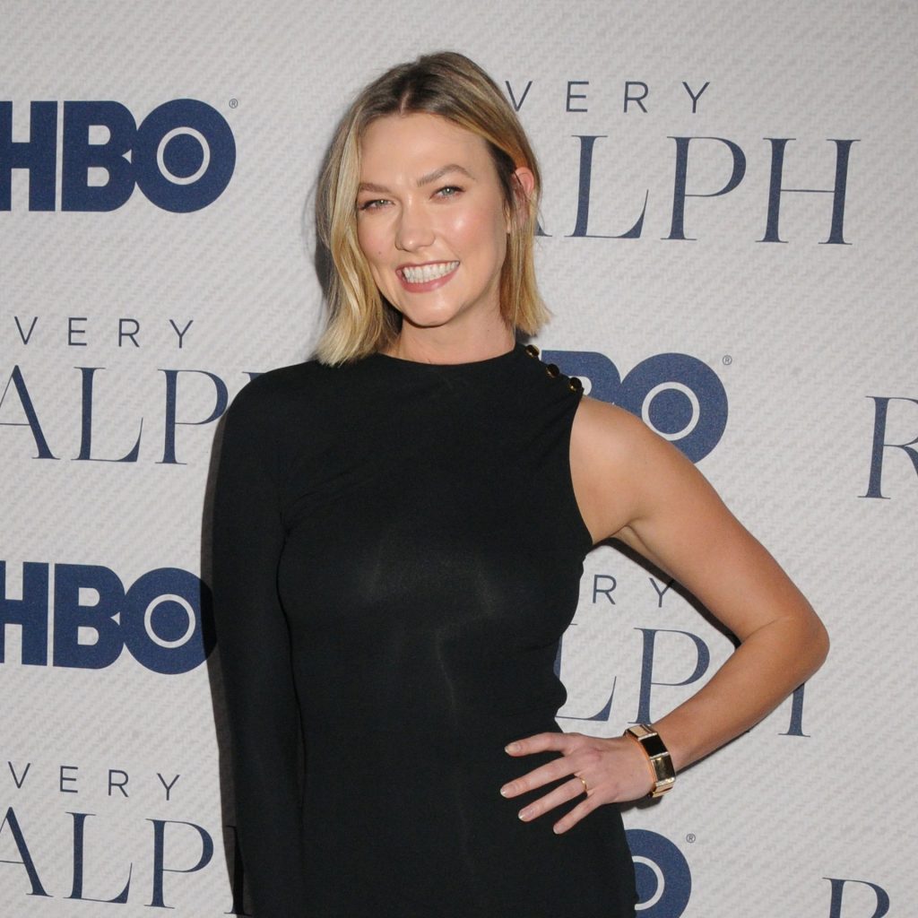 Braless Beauty Karlie Kloss Stuns in a Skintight Black Dress gallery, pic 48
