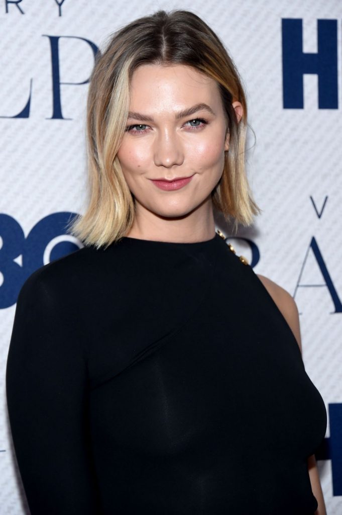 Braless Beauty Karlie Kloss Stuns in a Skintight Black Dress gallery, pic 8