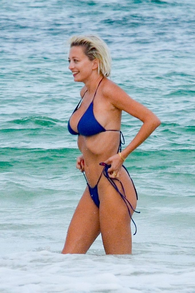 Bikini-Clad Caroline Vreeland Accidentally Flashes Her Bare Ass gallery, pic 282