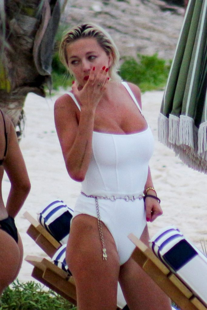 Bikini-Clad Caroline Vreeland Accidentally Flashes Her Bare Ass gallery, pic 304