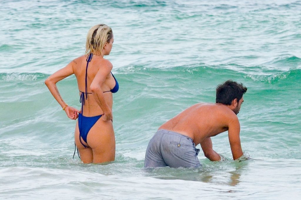 Bikini-Clad Caroline Vreeland Accidentally Flashes Her Bare Ass gallery, pic 40