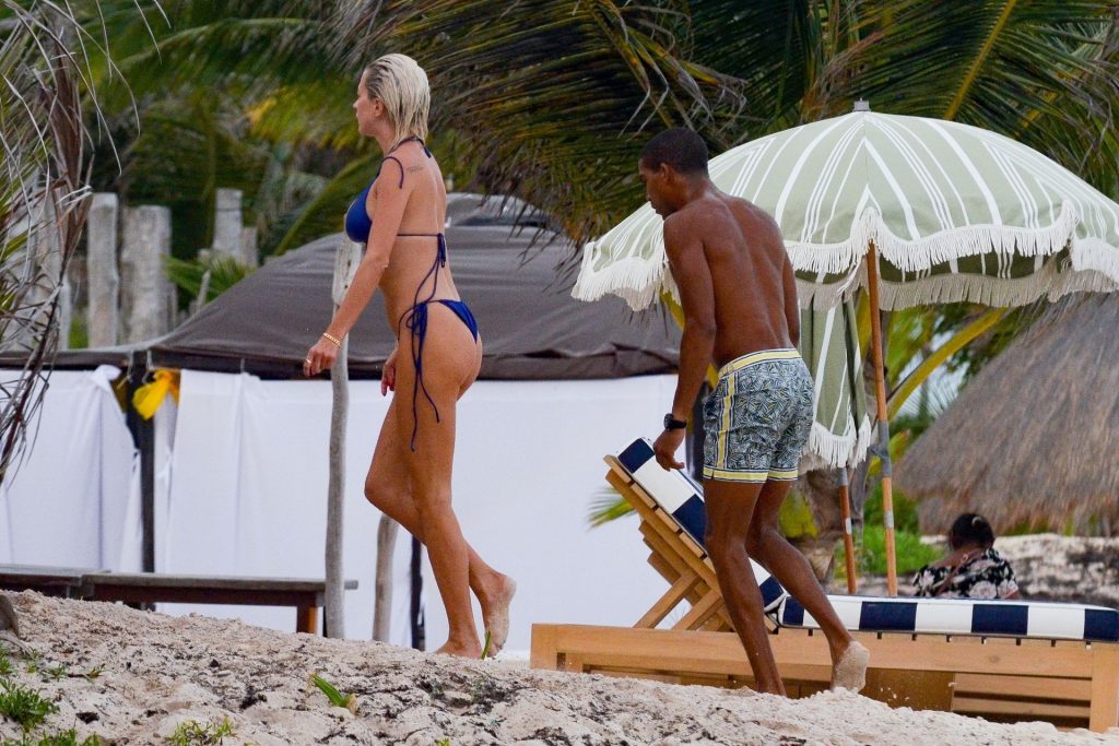 Bikini-Clad Caroline Vreeland Accidentally Flashes Her Bare Ass gallery, pic 46