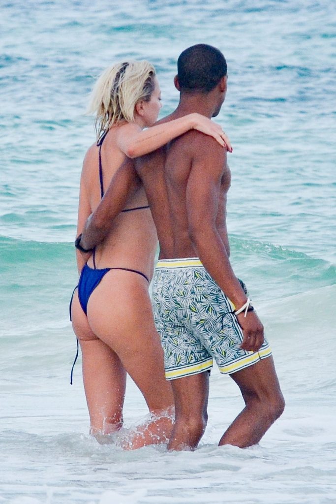 Bikini-Clad Caroline Vreeland Accidentally Flashes Her Bare Ass gallery, pic 68