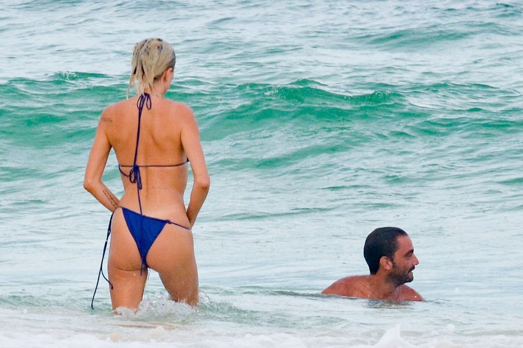 Bikini-Clad Caroline Vreeland Accidentally Flashes Her Bare Ass gallery, pic 18