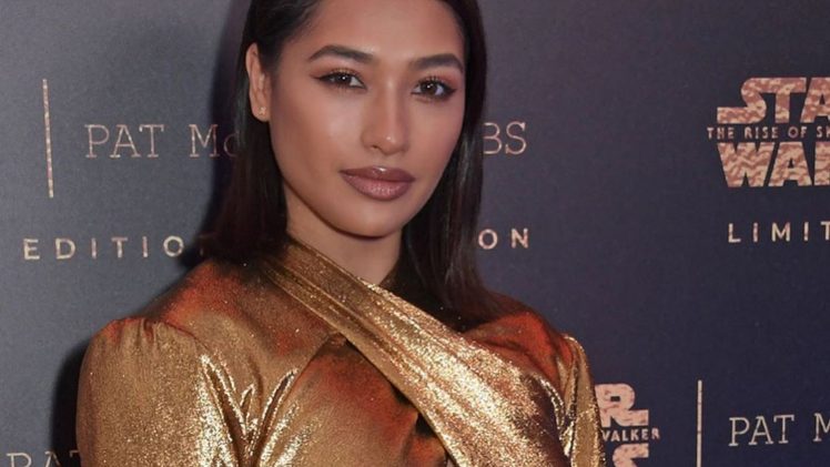 Braless Vanessa White Teasing the Camera with Her Sideboob