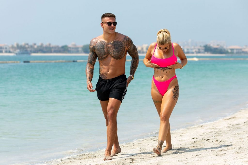Bikini-Clad Olivia Buckland Enjoys Making Out with Her Hubby gallery, pic 26