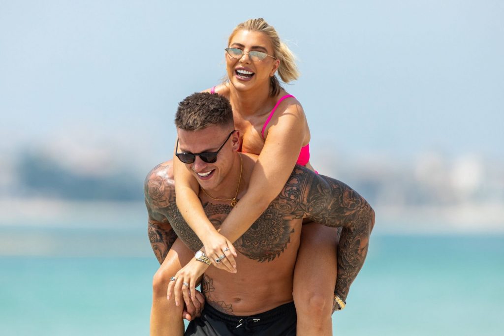 Bikini-Clad Olivia Buckland Enjoys Making Out with Her Hubby gallery, pic 28