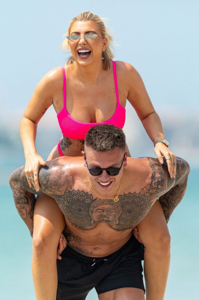Bikini-Clad Olivia Buckland Enjoys Making Out with Her Hubby gallery, pic 30