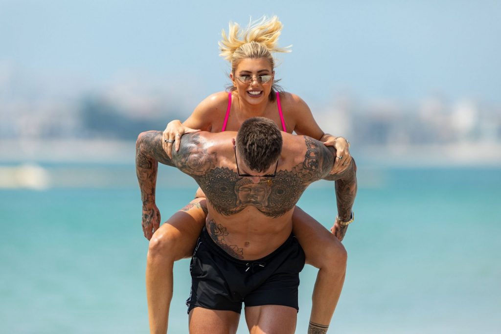 Bikini-Clad Olivia Buckland Enjoys Making Out with Her Hubby gallery, pic 32