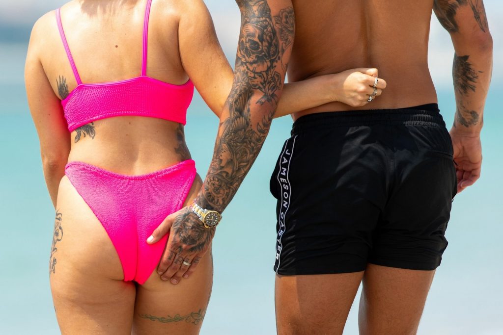 Bikini-Clad Olivia Buckland Enjoys Making Out with Her Hubby gallery, pic 36