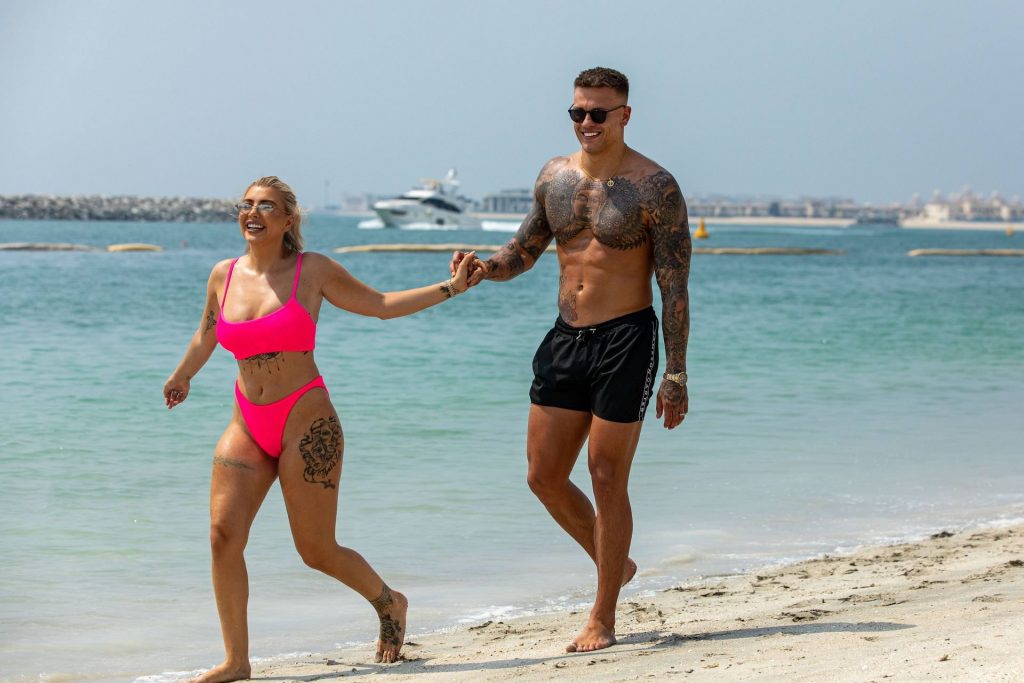 Bikini-Clad Olivia Buckland Enjoys Making Out with Her Hubby gallery, pic 38