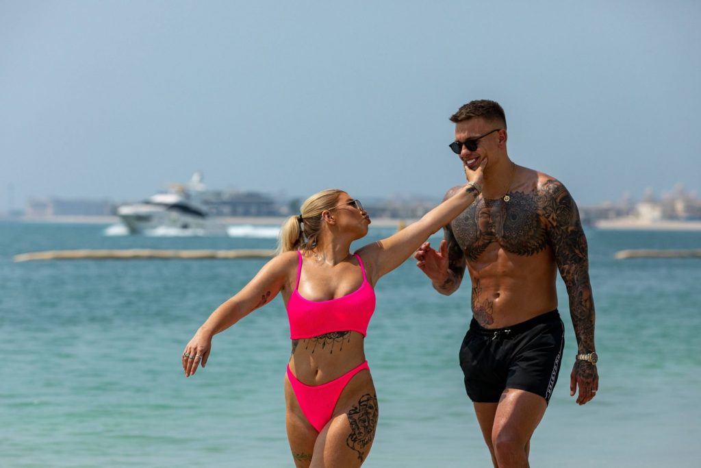 Bikini-Clad Olivia Buckland Enjoys Making Out with Her Hubby gallery, pic 40