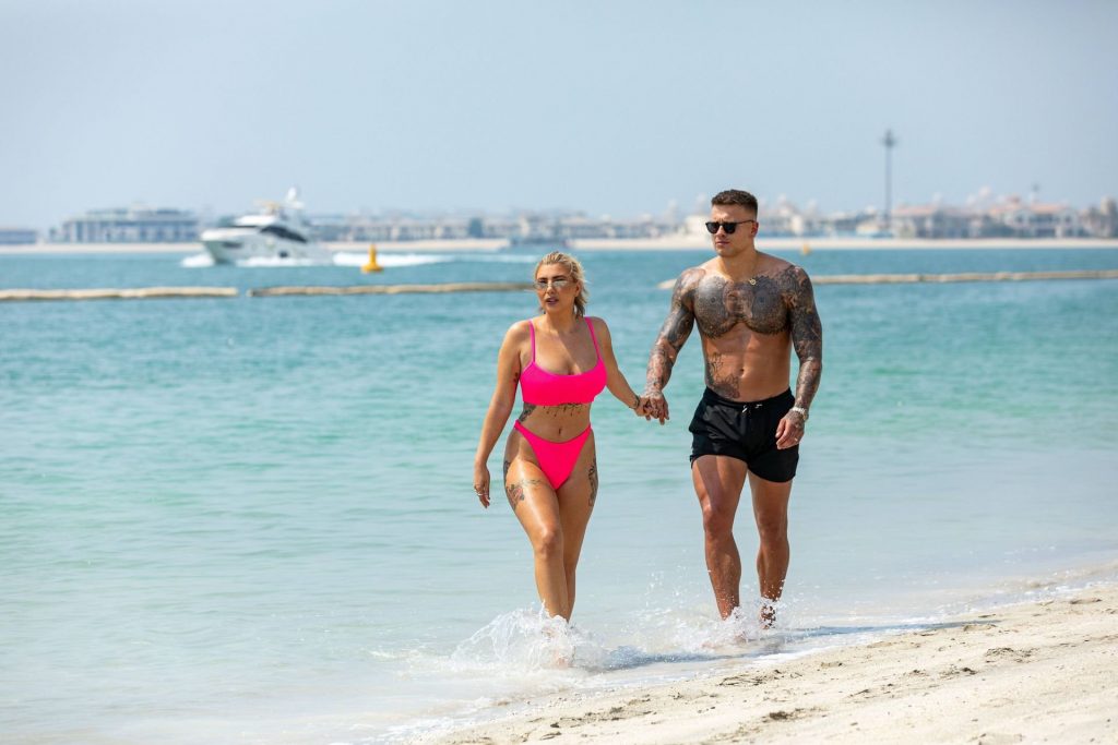 Bikini-Clad Olivia Buckland Enjoys Making Out with Her Hubby gallery, pic 44