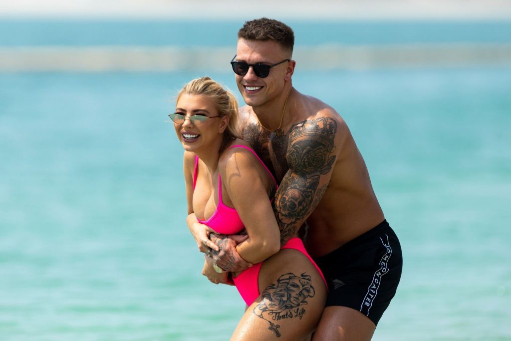 Bikini-Clad Olivia Buckland Enjoys Making Out with Her Hubby gallery, pic 54