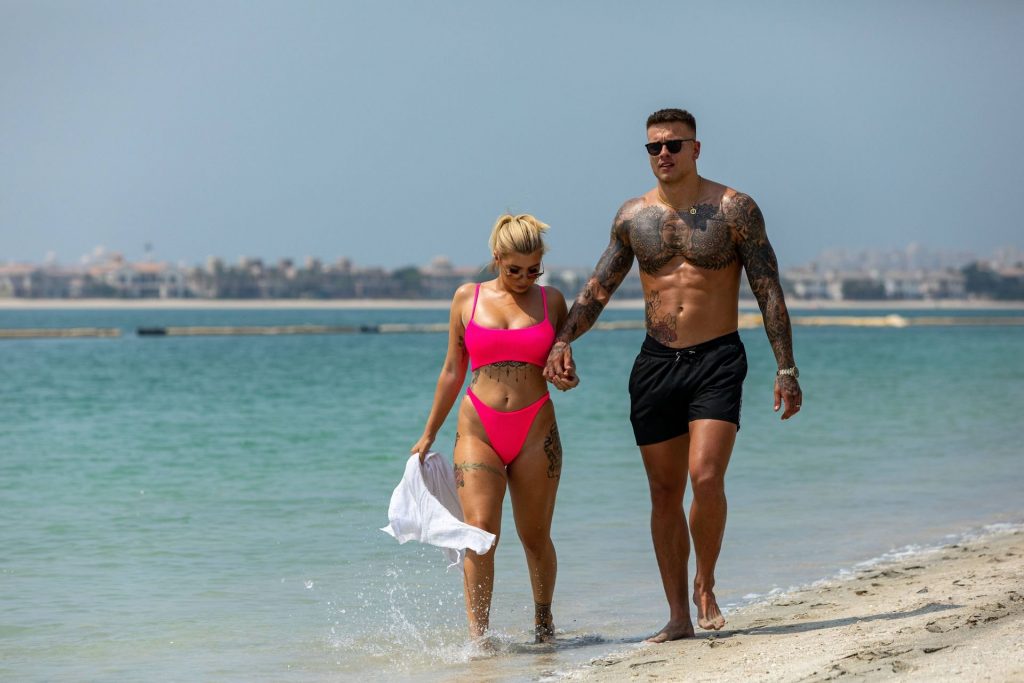 Bikini-Clad Olivia Buckland Enjoys Making Out with Her Hubby gallery, pic 8