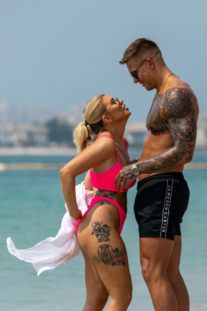 Bikini-Clad Olivia Buckland Enjoys Making Out with Her Hubby gallery, pic 12