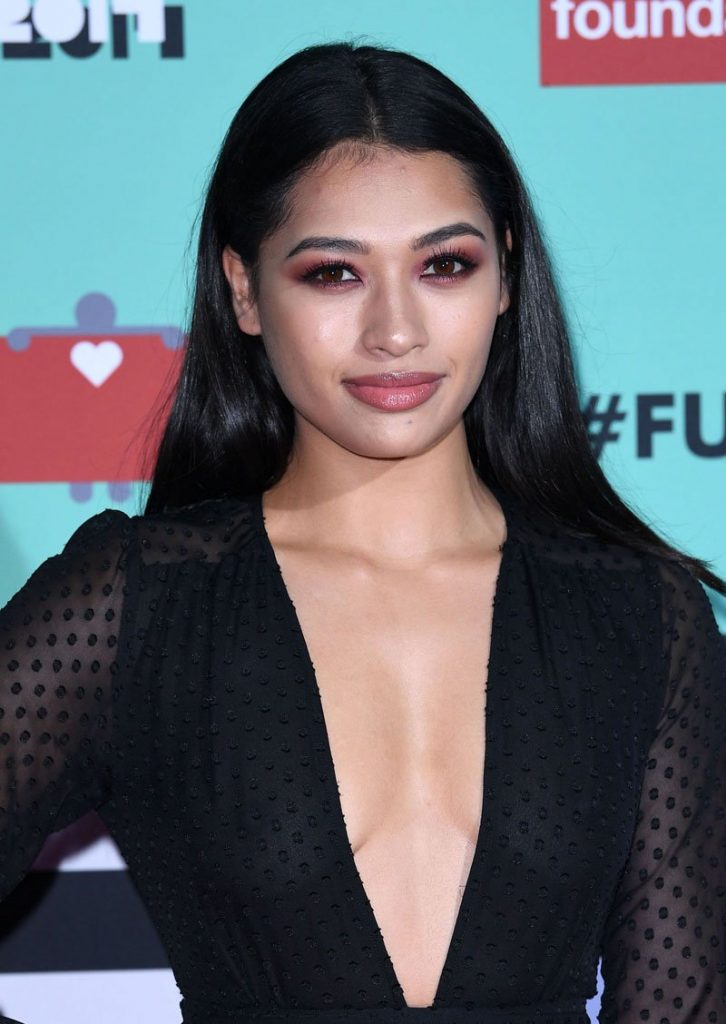 Smoldering Brunette Vanessa White Shows Her Cleavage in Public gallery, pic 14