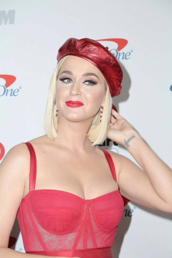 Busty Singer Katy Perry Showcasing Her Cleavage in a Red Dress gallery, pic 18