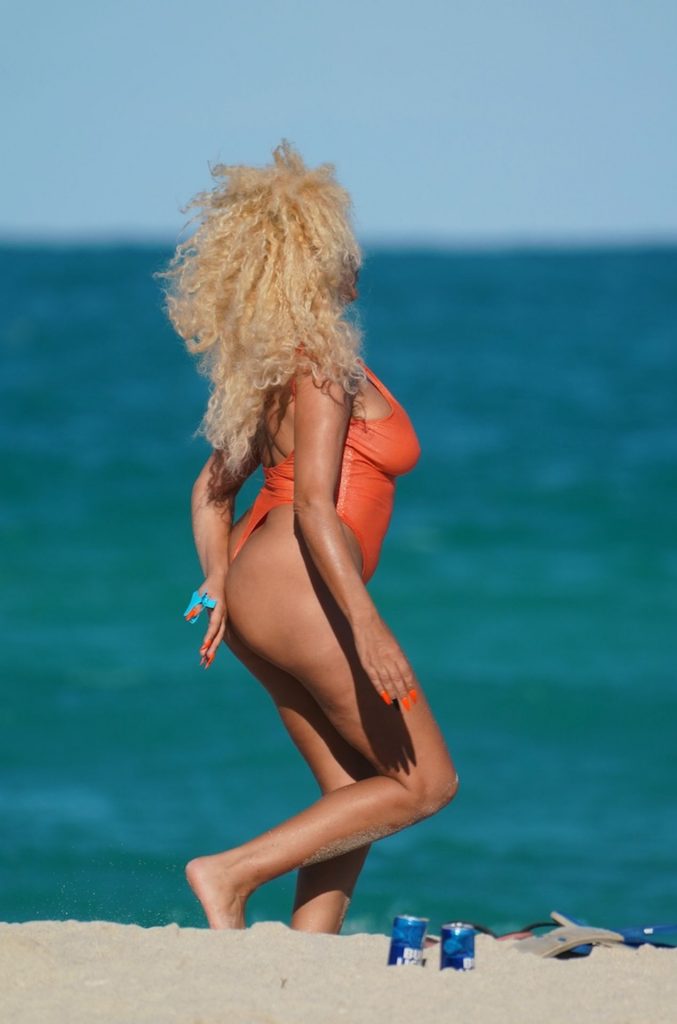 Swimsuit-Wearing Afida Turner Looks Like a Mess in Her Swimsuit gallery, pic 34
