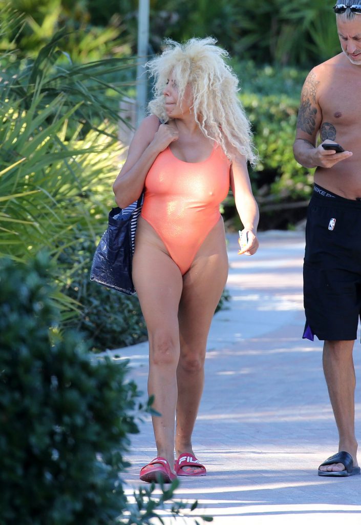 Swimsuit-Wearing Afida Turner Looks Like a Mess in Her Swimsuit gallery, pic 48