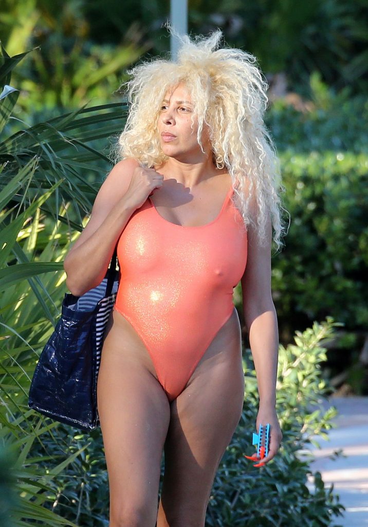 Swimsuit-Wearing Afida Turner Looks Like a Mess in Her Swimsuit gallery, pic 10