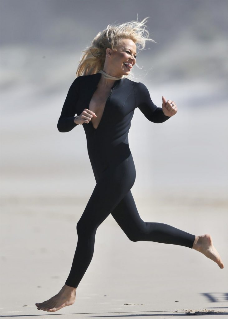 Blonde Pamela Anderson Shows Her Legendary Boobs in a Wetsuit gallery, pic 86